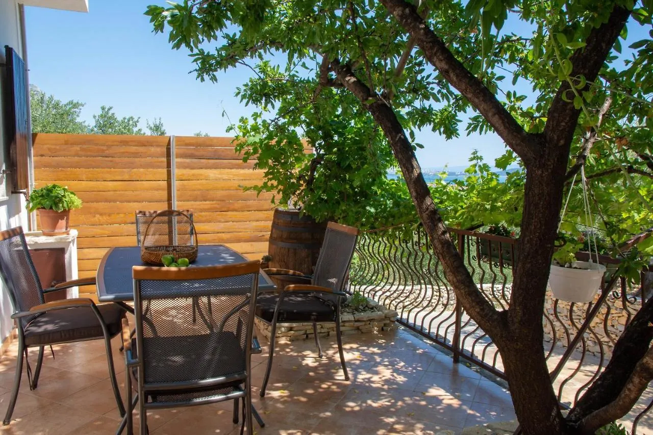 Plum Holiday Home Kastel Stari Croatia