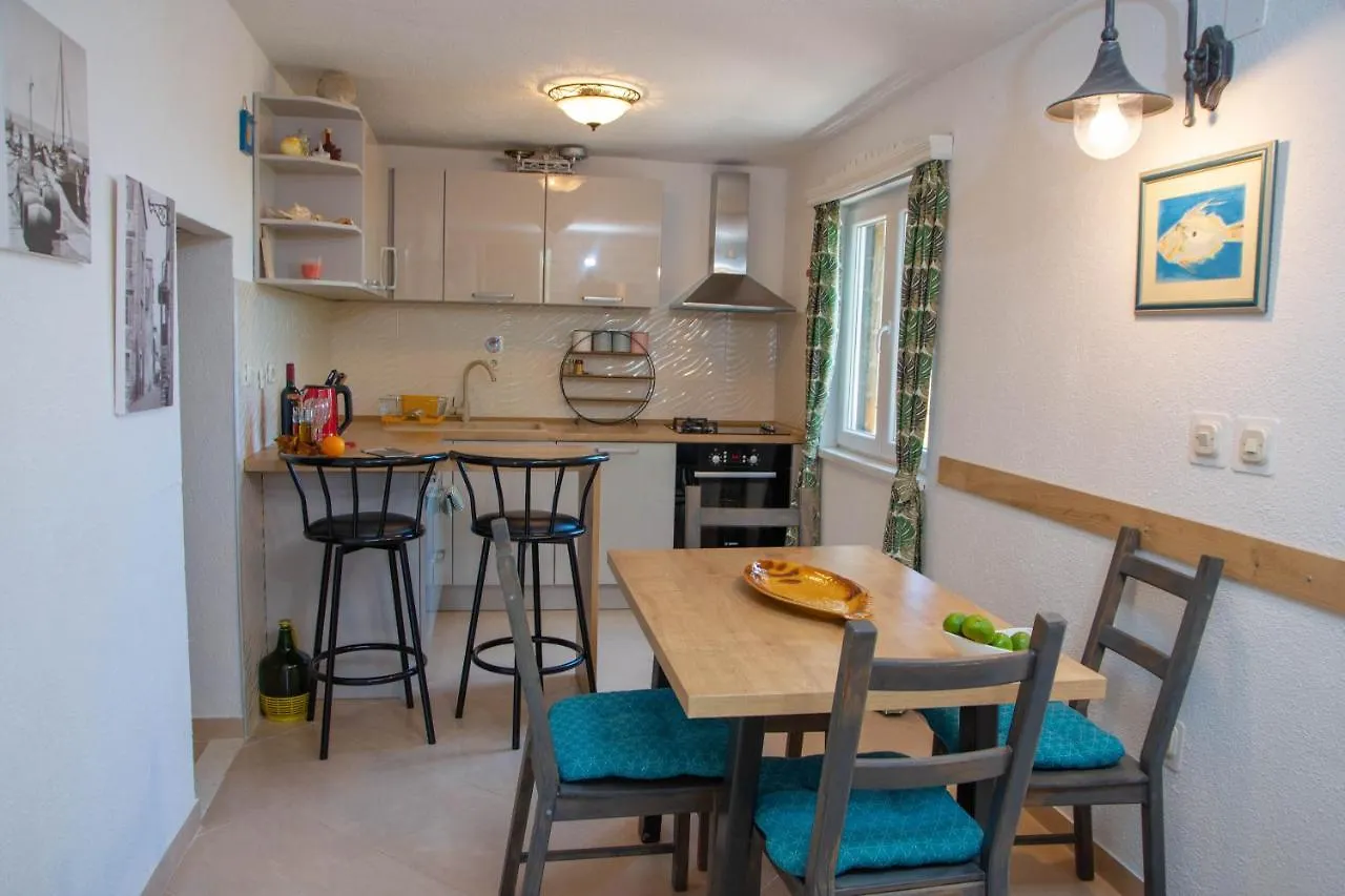Plum Holiday Home Kastel Stari