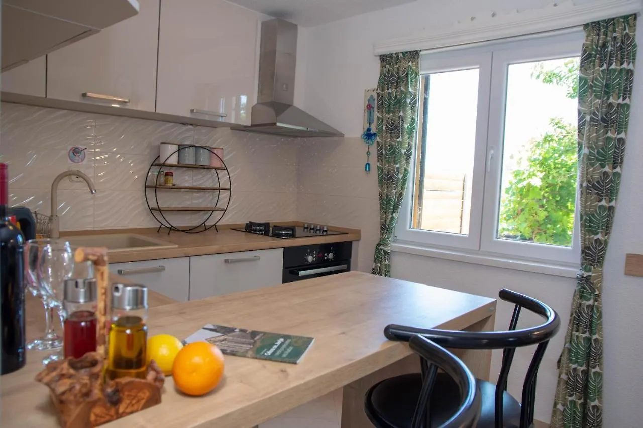 Plum Holiday Home Kastel Stari 0*,