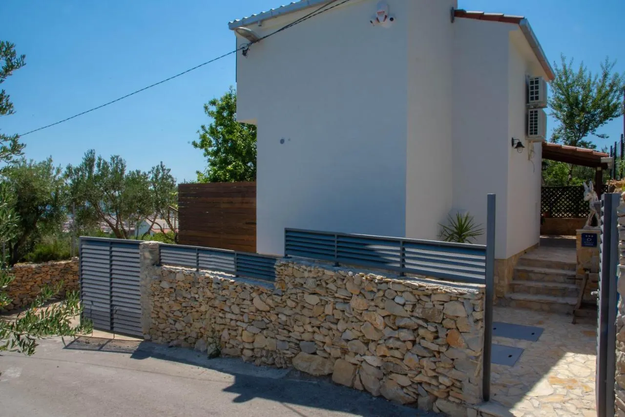 Plum Holiday Home Kastel Stari Croatia