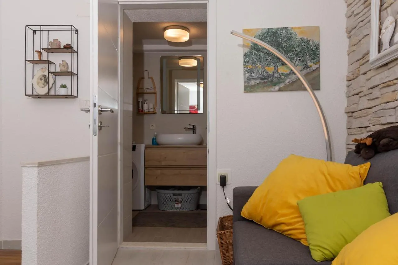 Plum Holiday Home Kastel Stari 0*,