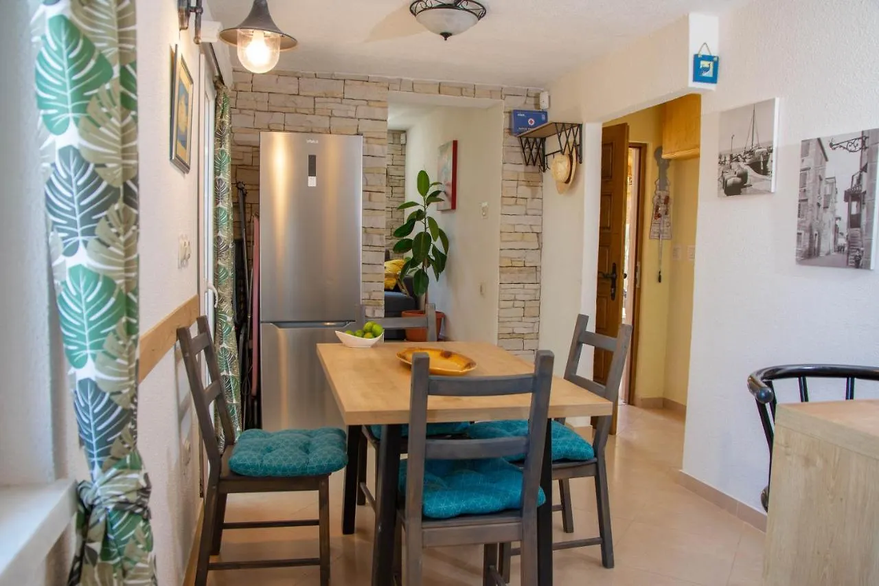 Plum Holiday Home Kastel Stari