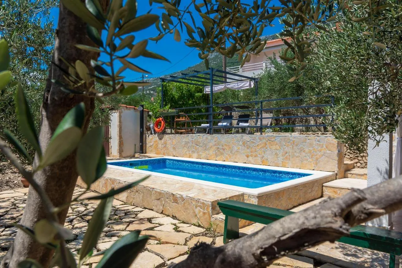Plum Holiday Home Kastel Stari Croatia